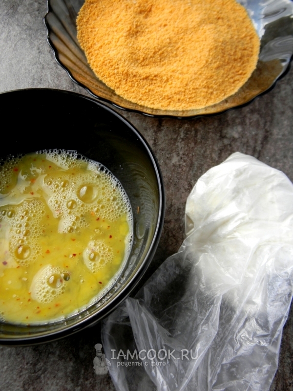 Взбить яйца и подготовить сухари