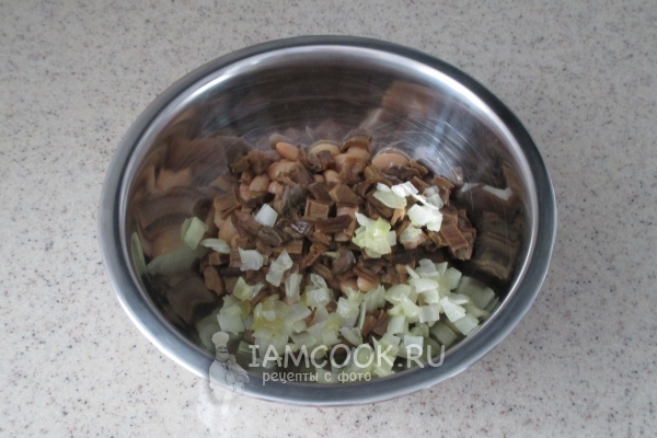 Соединить фасоль, лук и грибы