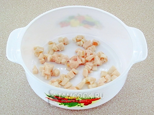 Положить в форму сало