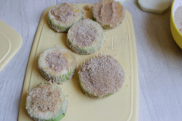 Обвалять кабачки в панировке