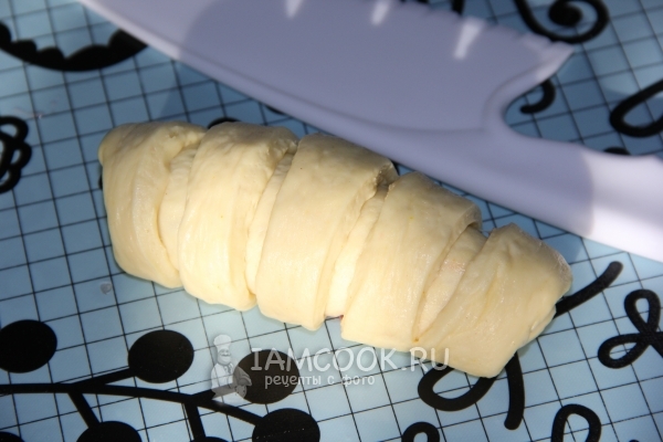 Свернуть тесто в рулет