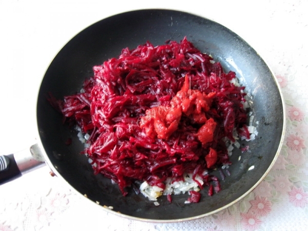 Добавить томатную пасту