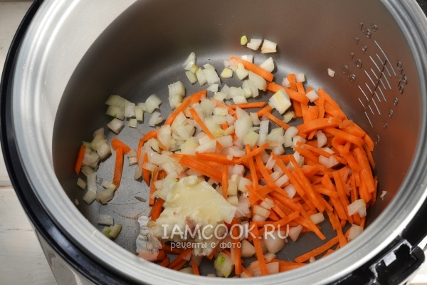Положить в мультиварку лук, морковь и жир