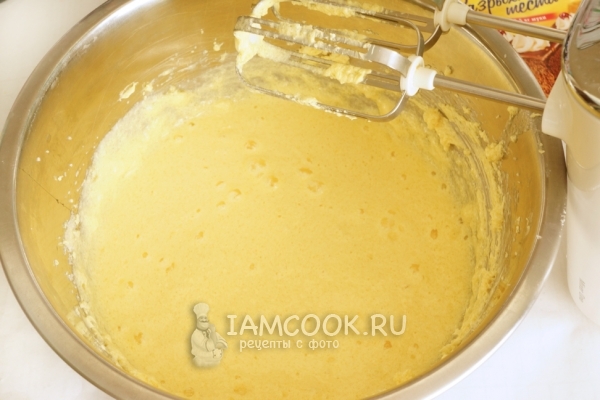 Добавить яйца и взбить