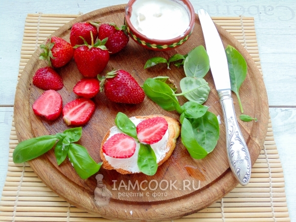 Положить кусочки клубники и базилик