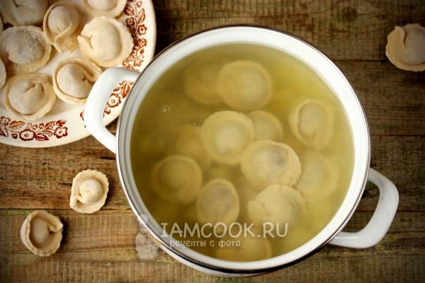Положить в кастрюлю пельмени