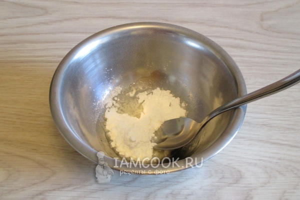 Смешать ликер с сахарной пудрой