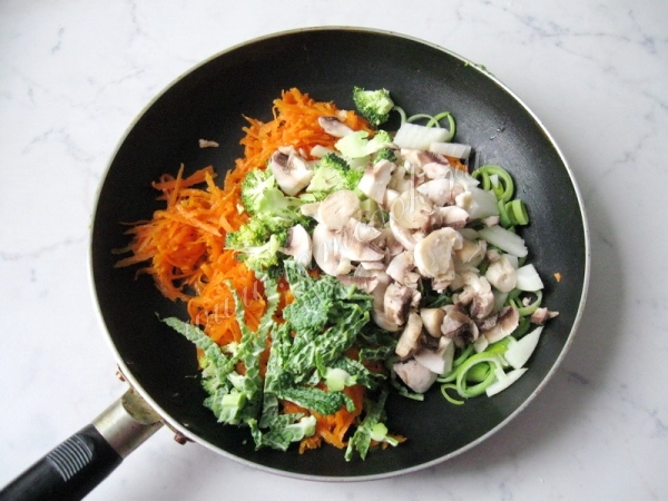 Добавить грибы и савойскую капусту