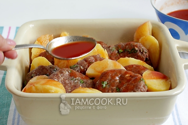 Полить картошку и котлеты томатным соусом