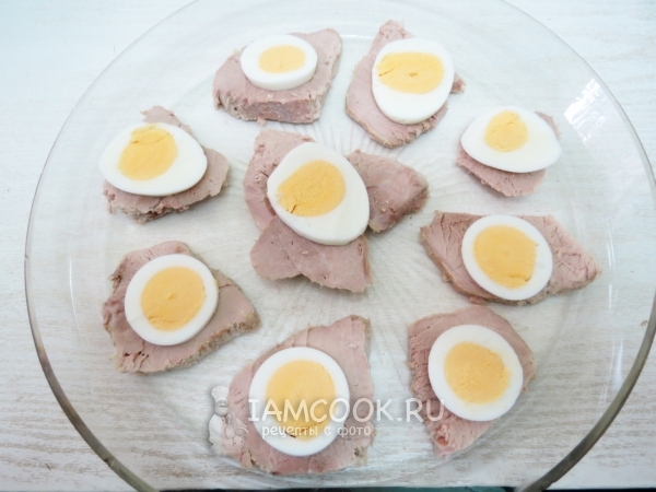 Выложить на блюдо мясо с яйцом