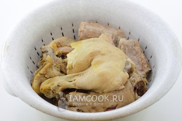 Достать мясо из кастрюли