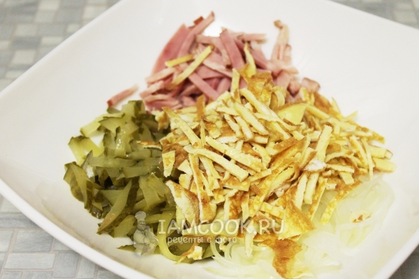 Положить омлет в салат