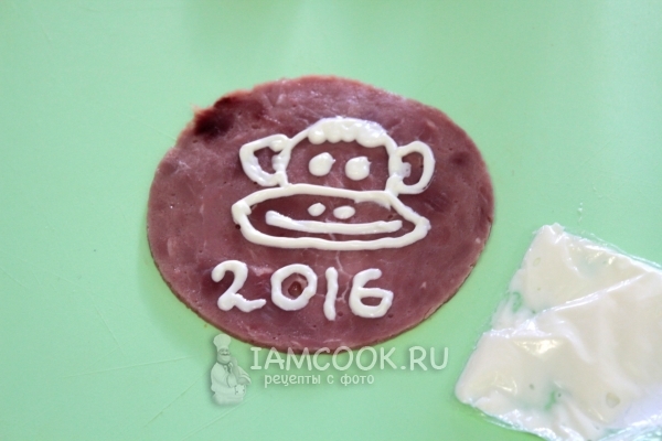 Нарисовать на ветчине обезьянку майонезом