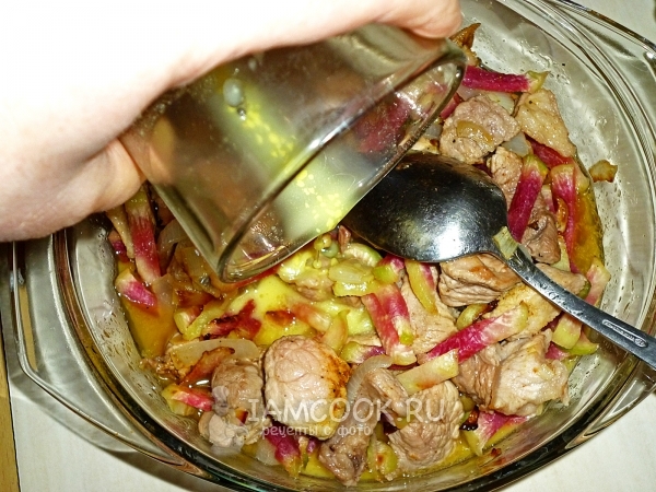 Влить горчичную воду к мясу