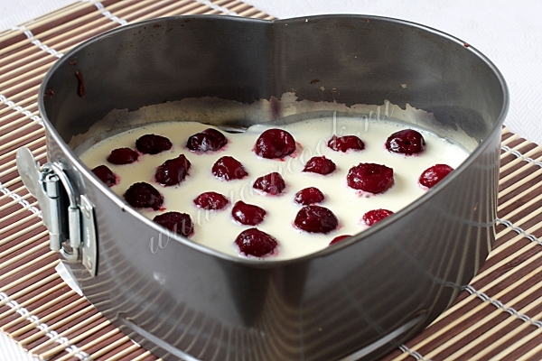 Выложить творожную смесь и вишни