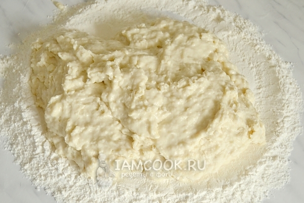 Переложить тесто на стол с мукой