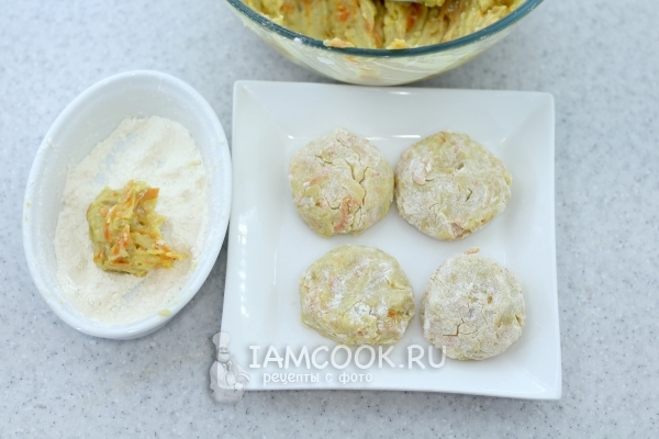 Обвалять котлеты в муке