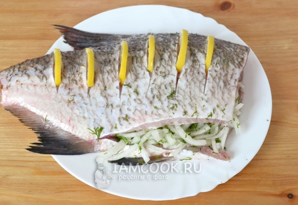 Вставить в рыбу дольки лимона