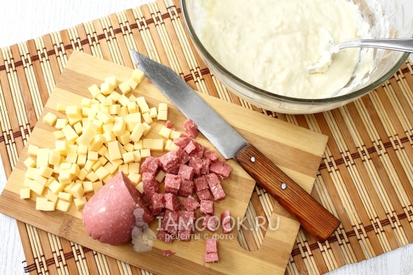 Порезать сыр и колбасу