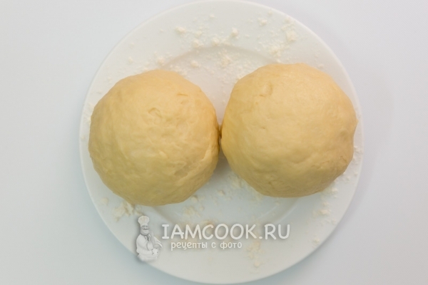 Разделить тесто на две части