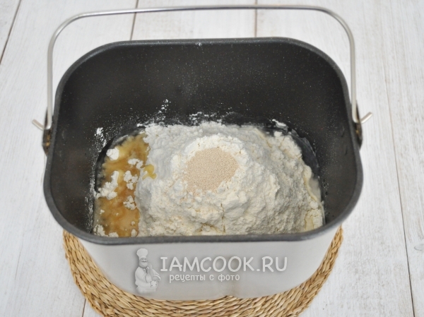 Положить ингредиенты для теста в хлбопечку