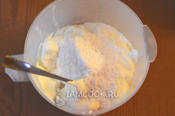 Смешать творог, йогурт и сахарную пудру