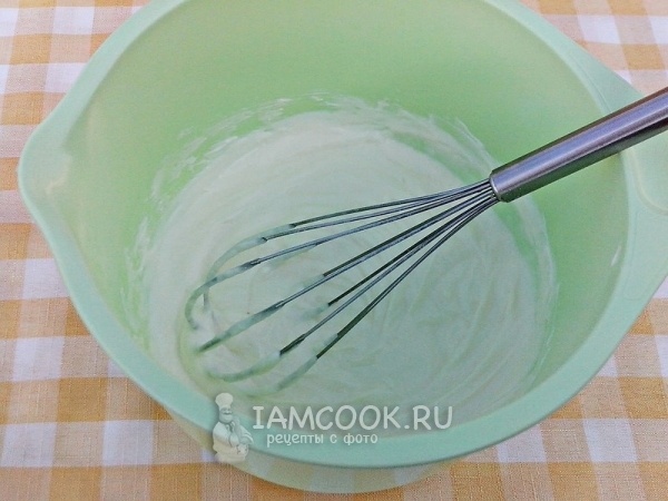 Смешать сметану с сахарной пудрой