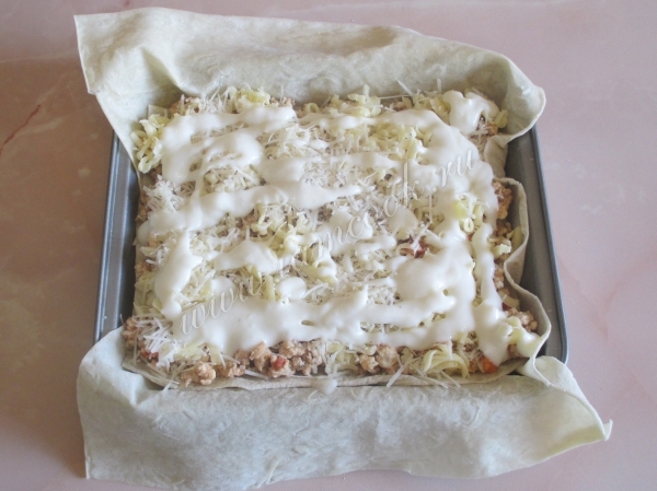 Приправляем сыром и соусом