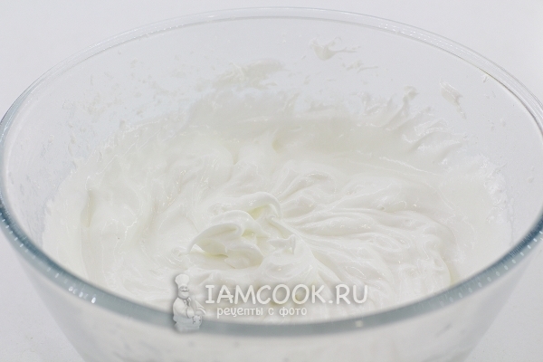 Взбить белки до устойчивых пиков