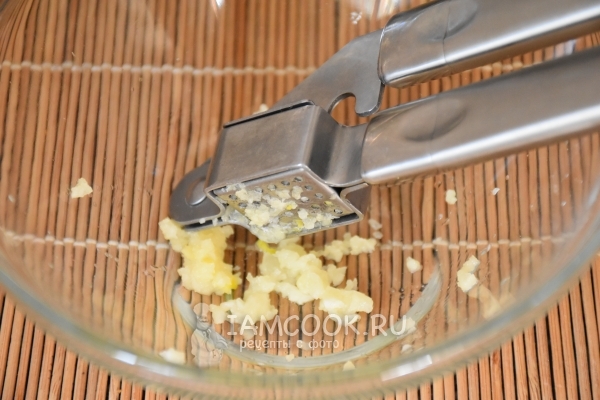 Измельчить чеснок