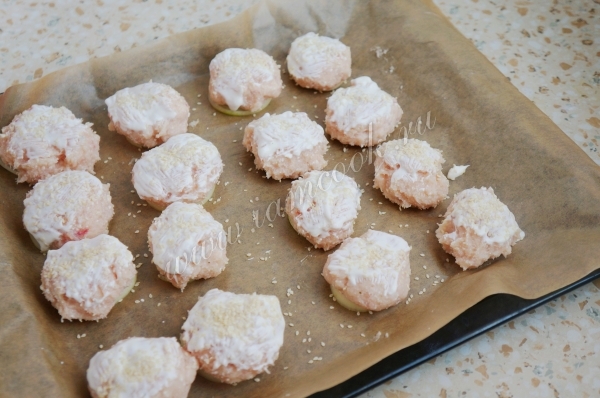 Смазываем сметаной