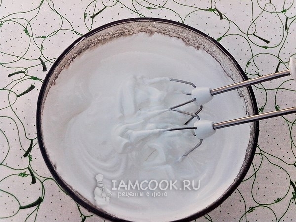 Взбить белки с сахаром