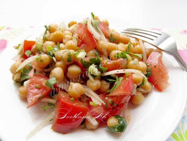 Салат с нутом и помидорами