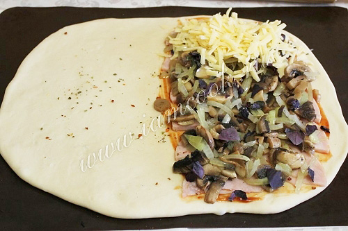 Выкладываем начинку на пиццу Кальцоне