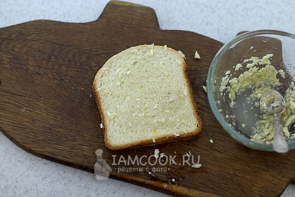 Намазать хлеб чесночной смесью