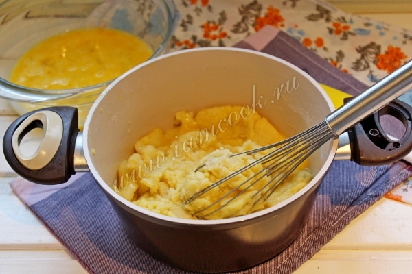 Добавить яйца к тесту