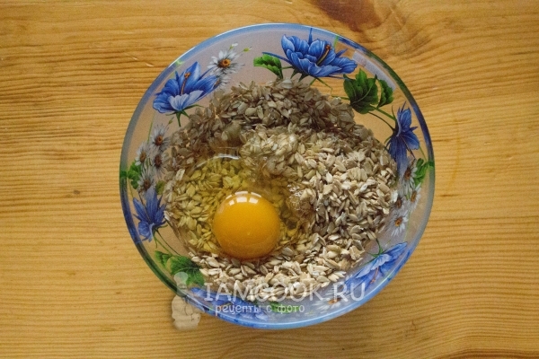 Добавить овсянку и яйцо