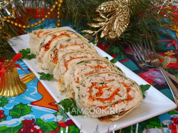 Рулет из лаваша с курицей и плавленным сыром кусочками