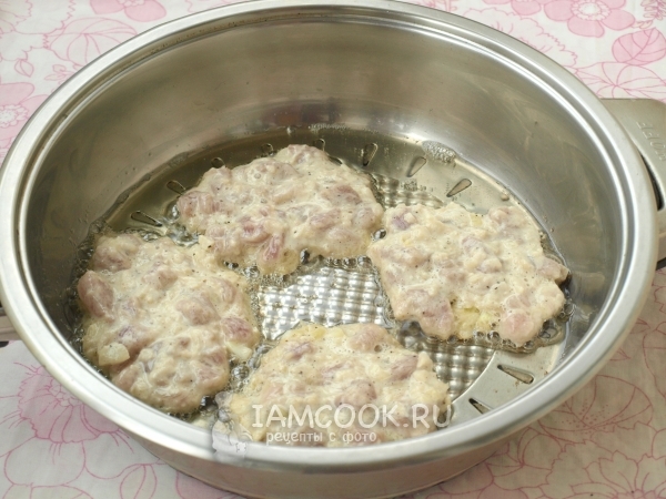 Положить мясо на сковороду