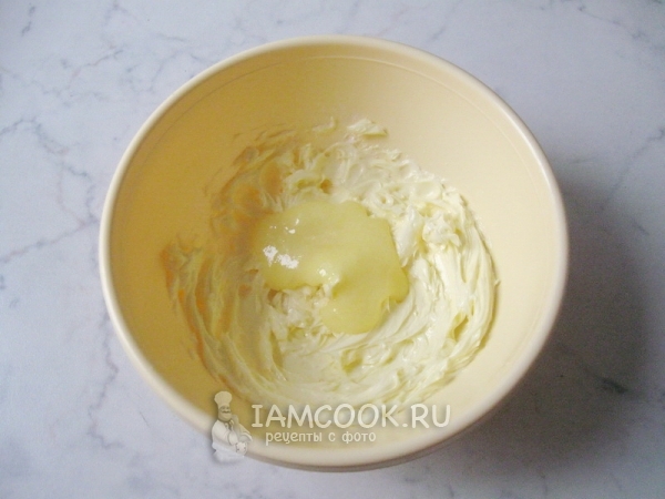 Взбить масло с молочно-яичной смесью