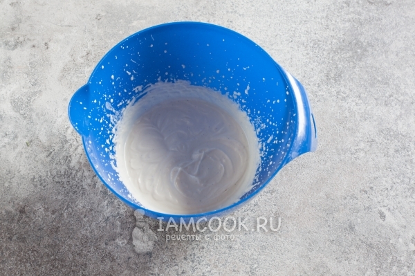 Взбить молоко с маскарпоне