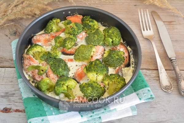 Фото горбуши с брокколи, запеченных в сливках