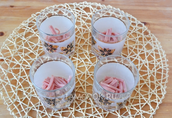 Положить в бокалы нарезанную ветчину
