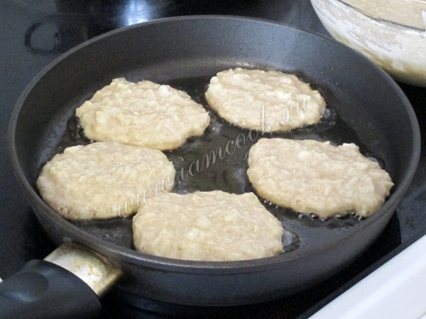 Обжариваем капустные оладьи