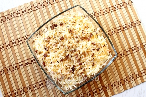 Фото салата из кальмаров с грибами