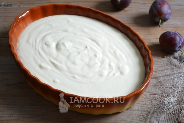 Переложить тесто в форму