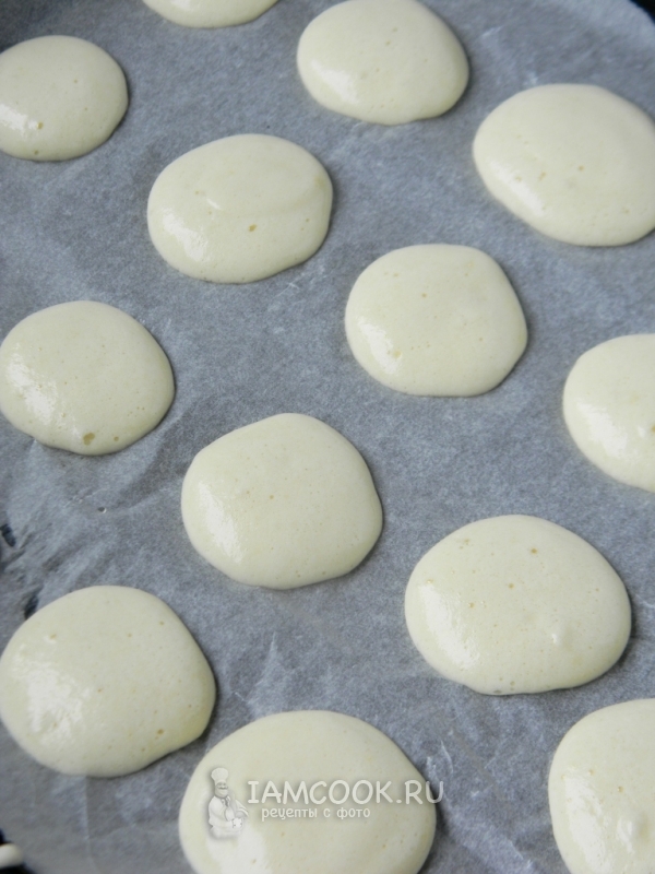 Выложить тесто ложкой на противень