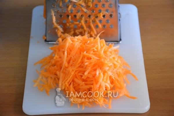Натереть на терке морковь