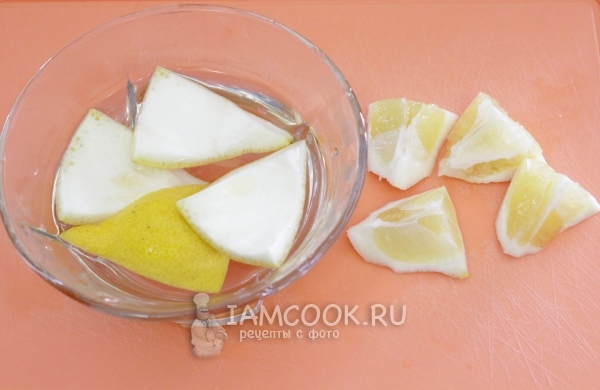 Кожуру лимона залить кипятком