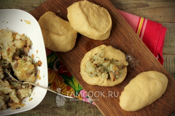 Слепить пирожки с начинкой